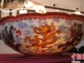 景德镇女艺人历时两年半创作九龙薄胎碗(图)