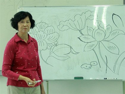 中国工艺美术大师嵇锡贵在瓷器烧制技艺班授课