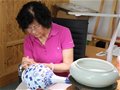 中国工艺美术大师嵇锡贵和她的陶瓷彩绘艺术