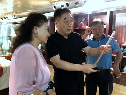 中国收藏家协会副会长戴维佳做客绿宝石艺术陶瓷馆